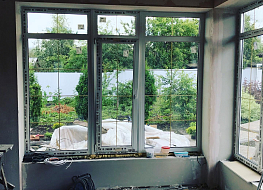 Остекление частного дома. Окна из профиля Rehau с декоративной раскладкой в стеклопакетах.