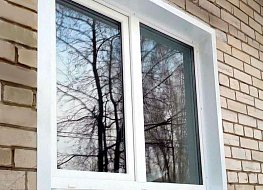 Установленное двустворчатое окно с откосами