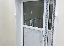 Дверь в школе со штульповым открыванием. алюминиевая с доводчиком.